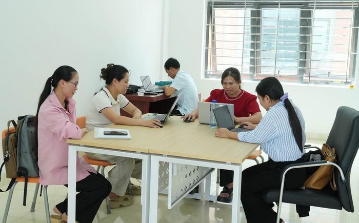 Các giáo viên bộ môn họp chuẩn bị cho năm học mới tại Trường Phổ thông nội trú liên cấp Tiểu học và Trung học cơ sở Phong Thổ. Nguyễn Oanh-TTXVN