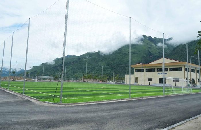 Sân bóng, nhà đa năng đồng bộ tại Trường Phổ thông nội trú liên cấp Tiểu học và Trung học cơ sở Pa Tần. Nguyễn Oanh-TTXVN