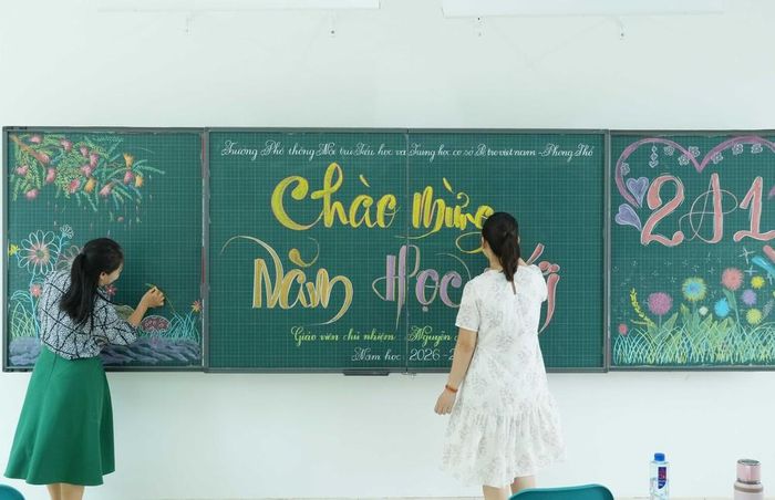 Các giáo viên trang trí phòng học tại Trường Phổ thông nội trú liên cấp Tiểu học và Trung học cơ sở Phong Thổ chuẩn bị đón học sinh. Nguyễn Oanh-TTXVN