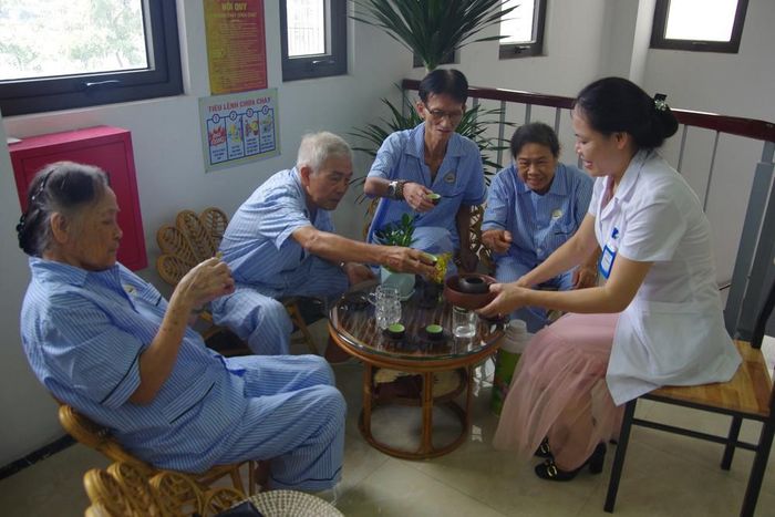Chén trà sen buổi sáng. Ảnh Đông Mai