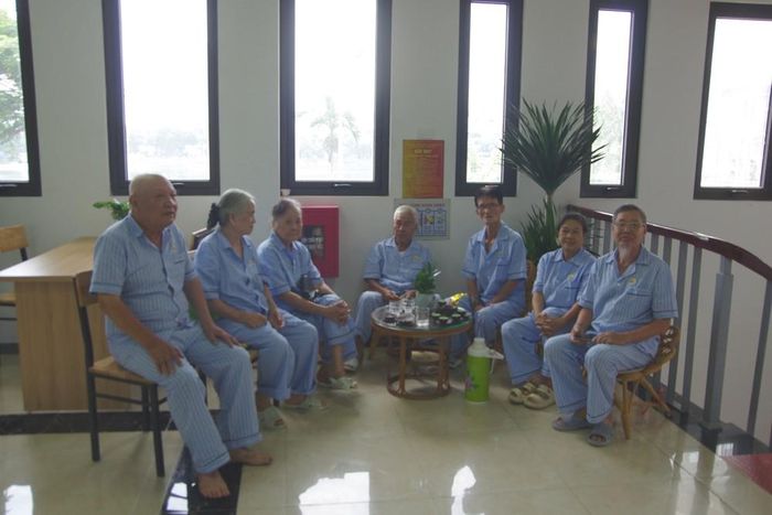 Các cụ ông và cụ bà tại cơ sở đều đang sống tại phường Tây Hồ, với độ tuổi ngoài 60