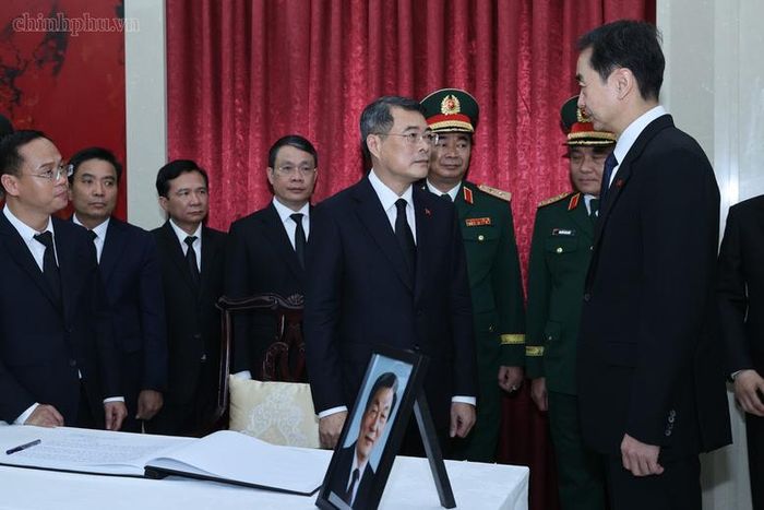Thủ tướng Lê Minh Hưng khẳng định Đảng, Nhà nước và nhân dân Việt Nam trân trọng những tâm huyết, tình cảm và đóng góp quan trọng của đồng chí Chu Dung Cơ đối với quan hệ hai Đảng, hai nước và nhân dân hai nước Việt Nam - Trung Quốc - Ảnh: chinhphu.vn/Nhật Bắc