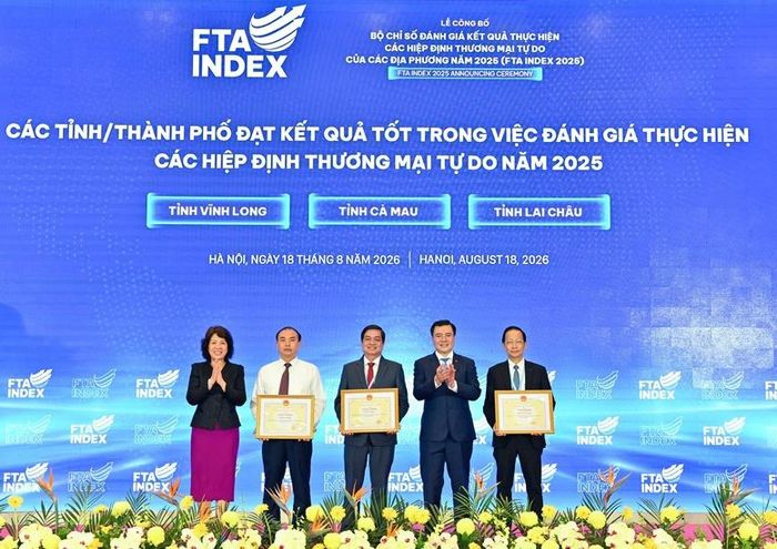 Thứ trưởng Bộ Công Thương Nguyễn Sinh Nhật Tân và Thứ trưởng Bộ Ngoại giao Nguyễn Thị Hoàng Vân trao Bằng khen cho các địa phương - Ảnh: chinhphu.vn/Phương Nguyên