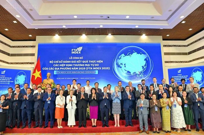 Phó Thủ tướng Thường trực chụp ảnh lưu niệm cùng các đại biểu - Ảnh: chinhphu.vn/Phương Nguyên