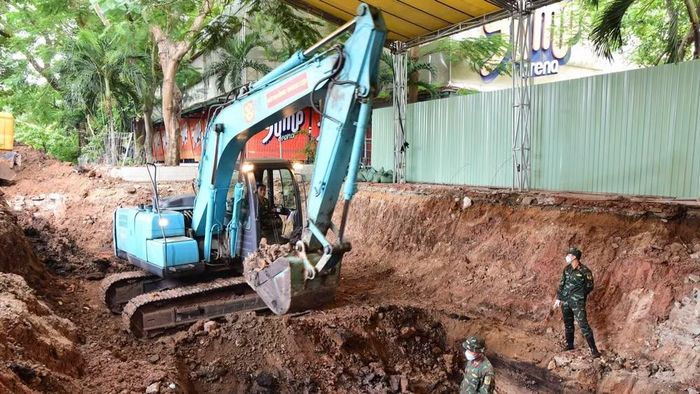 Mở rộng khu vực tìm kiếm tại khu A, Công viên Lê Thị Riêng. (Ảnh: Bộ Tư lệnh Thành phố Hồ Chí Minh)