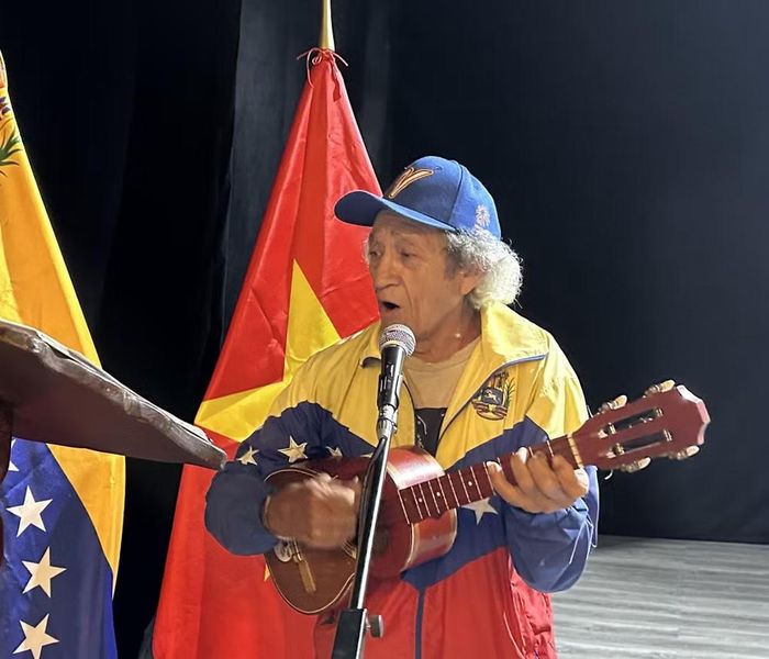 Ca sĩ, nhạc sĩ Edgar Parra biểu diễn các ca khúc ca ngợi Chủ tịch Hồ Chí Minh. (Ảnh: Đại sứ quán Việt Nam tại Venezuela)