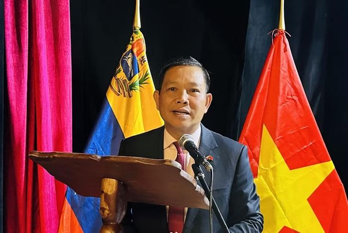 Đại sứ Vũ Trung Mỹ phát biểu ý kiến tại sự kiện. (Ảnh: Đại sứ quán Việt Nam tại Venezuela)