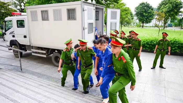 Các bị cáo bị dẫn giải ra tòa sáng nay. (Ảnh: THẾ BẰNG)