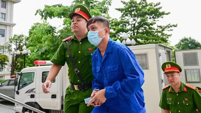 Cựu Thứ trưởng Nguyễn Bá Hoan bị dẫn giải ra tòa sáng nay. (Ảnh: THẾ BẰNG)