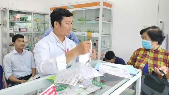Các phòng khám bác sĩ gia đình cung cấp đủ thuốc cho người dân trên từng địa bàn. (Ảnh: HOÀNG PHAN)