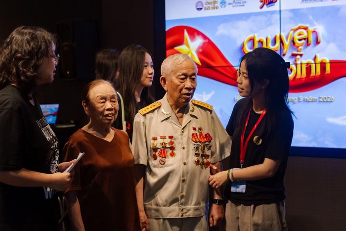 Các bạn trẻ và nhân vật trong dự án "Chuyện thời bình". (Ảnh: NVCC)