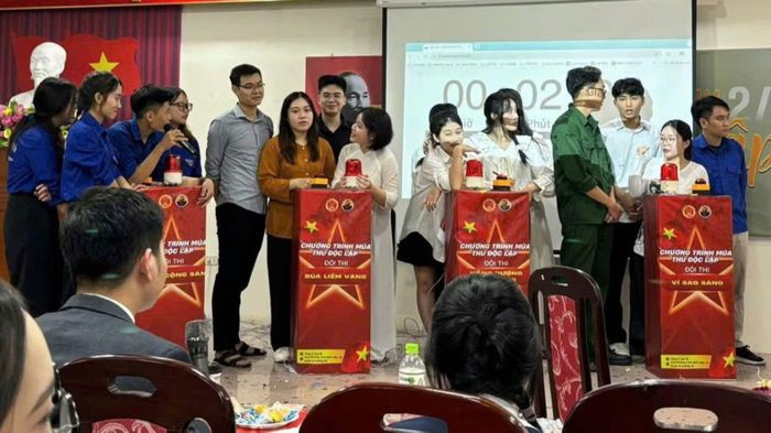 Các sinh viên thi dự Cuộc thi “Mùa thu độc lập” kỷ niệm Cách mạng Tháng Tám do Khoa Xây dựng Đảng tổ chức năm 2024. (Ảnh: NVCC)