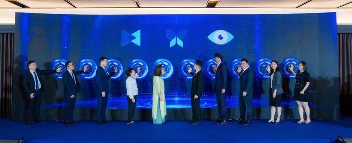 Các đại biểu nhấn nút công bố hoàn tất đầu tư.