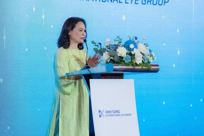 Tiến sĩ, bác sĩ, Thầy thuốc Ưu tú Vũ Thị Thanh, Giám đốc Bệnh viện Mắt Ánh Sáng, nguyên Giám đốc Bệnh viện Mắt Hà Nội phát biểu.