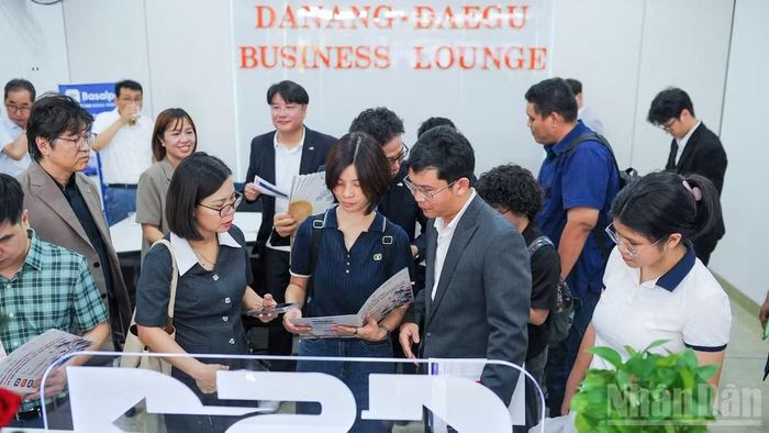 Cộng đồng doanh nghiệp hai nước trải nghiệm Không gian trình diễn công nghệ và đổi mới sáng tạo thành phố Daegu. (Ảnh: Công Vinh)