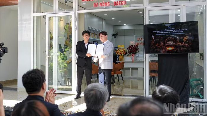 Hoạt động trao các Biên bản ghi nhớ hợp tác (MOU) giữa các doanh nghiệp hai nước. (Ảnh: Công Vinh)