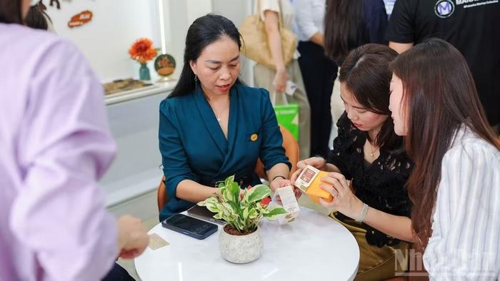 Các doanh nghiệp trao đổi, giới thiệu sản phẩm.