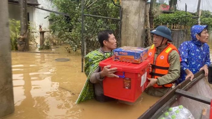 Hội Chữ thập đỏ Việt Nam hỗ trợ người dân tại vùng bị ngập lụt. (Ảnh: CTV)