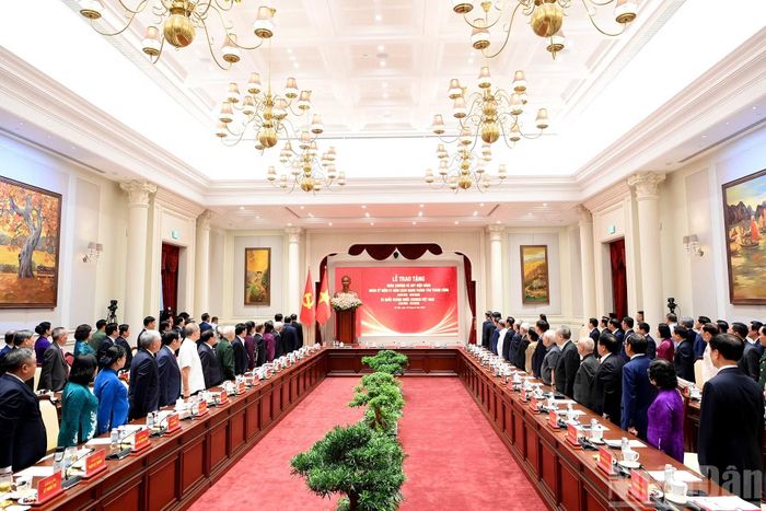 Các đồng chí lãnh đạo, nguyên lãnh đạo Đảng, Nhà nước và các đại biểu thực hiện nghi thức chào cờ.