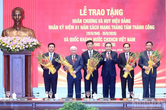 Chủ tịch Quốc hội Trần Thanh Mẫn trao tặng Huy hiệu 40 năm tuổi Đảng tặng các đồng chí lãnh đạo Đảng, Nhà nước.