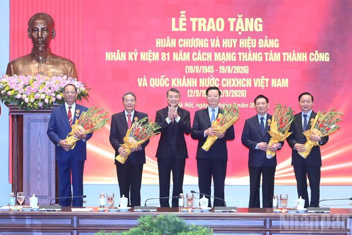 Thủ tướng Chính phủ Lê Minh Hưng trao Huân chương Độc Lập hạng Nhất tặng các đồng chí nguyên lãnh đạo Đảng, Nhà nước.