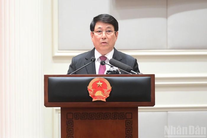 Nguyên Chủ tịch nước Lương Cường thay mặt các đồng chí được nhận Huân chương, Huy hiệu Đảng phát biểu tại hội nghị.