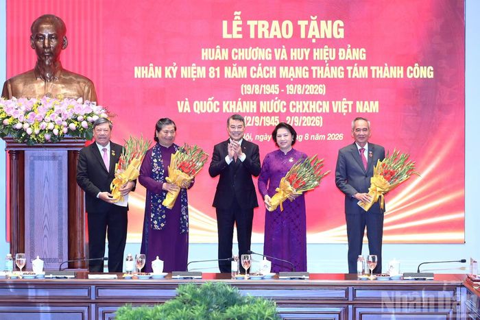 Thủ tướng Chính phủ Lê Minh Hưng trao Huy hiệu 45 năm tuổi Đảng tặng các đồng chí lãnh đạo Đảng, Nhà nước.