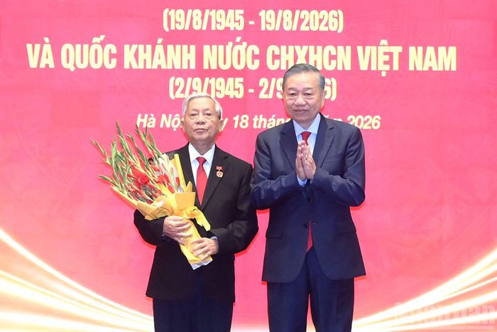 Tổng Bí thư, Chủ tịch nước Tô Lâm trao tặng Huy hiệu 60 năm tuổi Đảng tặng đồng chí Nguyễn Khoa Điềm, nguyên Ủy viên Bộ Chính trị, nguyên Bí thư Trung ương Đảng, nguyên Trưởng ban Tư tưởng-Văn hóa Trung ương.