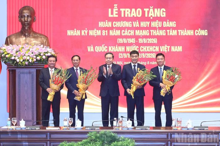 Chủ tịch Quốc hội Trần Thanh Mẫn trao Huân chương Độc lập hạng Nhì tặng các đồng chí nguyên lãnh đạo Đảng, Nhà nước.