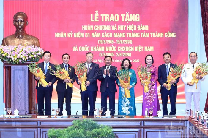 Đồng chí Trần Cẩm Tú, Ủy viên Bộ Chính trị, Thường trực Ban Bí thư trao Huy hiệu 35 năm tuổi Đảng tặng các đại biểu.