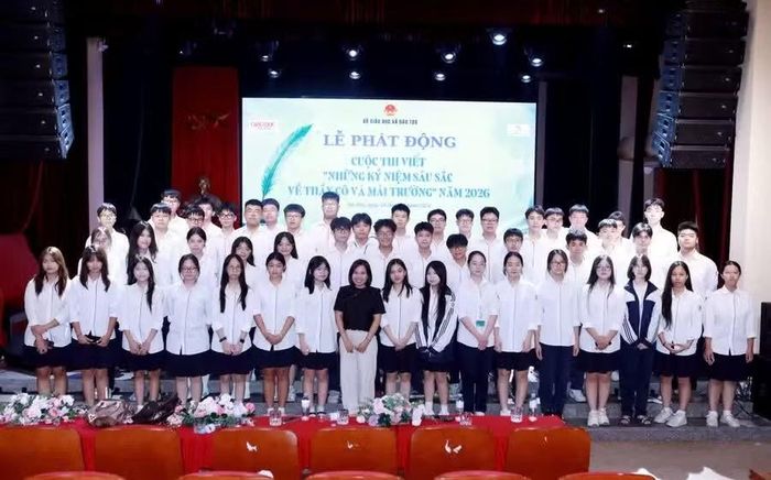 Đông đảo học sinh tham dự lễ phát động. (Ảnh: ĐÌNH TUỆ)