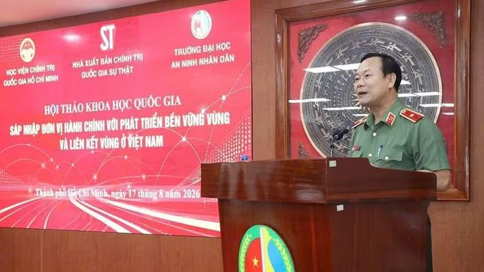 Thiếu tướng, Tiến sĩ Trần Văn Tuấn, Bí thư Đảng ủy, Hiệu trưởng Trường đại học An ninh nhân dân phát biểu chào mừng hội thảo. (Ảnh: Ban tổ chức)