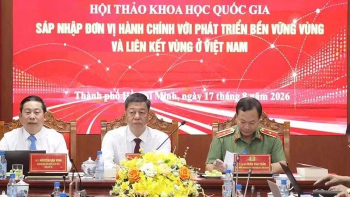 Các đại biểu chủ trì hội thảo. (Ảnh: Ban tổ chức)