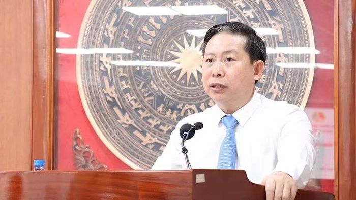 Phó Giáo sư, Tiến sĩ Nguyễn Tấn Vinh, Bí thư Đảng ủy, Giám đốc Học viện Chính trị khu vực II, Ủy viên Hội đồng Lý luận Trung ương phát biểu kết luận hội thảo. (Ảnh: Ban tổ chức)
