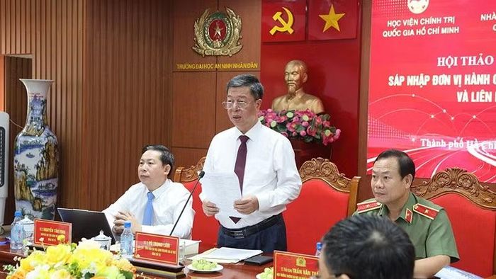 Phó Giáo sư, Tiến sĩ Vũ Trọng Lâm, Bí thư Đảng ủy, Giám đốc, Tổng Biên tập Nhà xuất bản Chính trị quốc gia Sự thật phát biểu đề dẫn hội thảo.