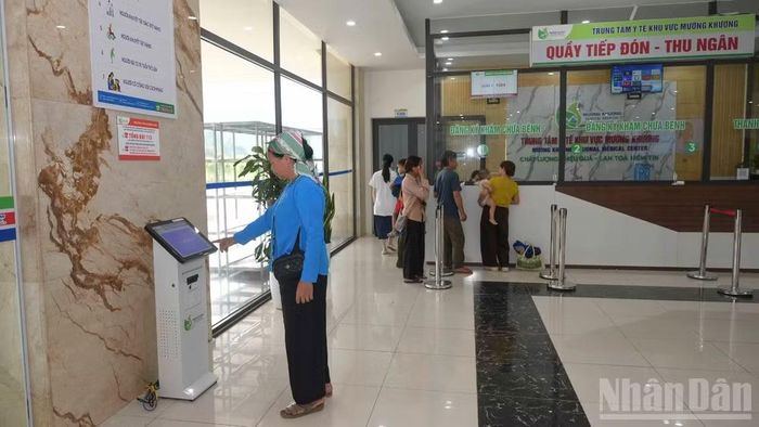 Người dân làm thủ tục khám, chữa bệnh tại Trung tâm y tế khu vực Mường Khương. (Ảnh: CÔNG HẢI)