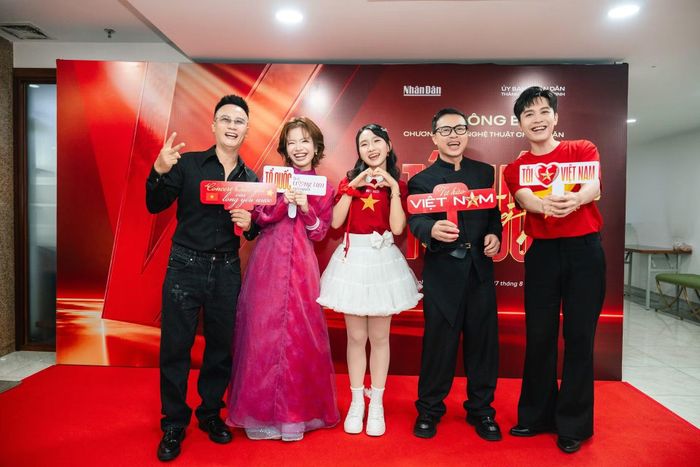  Chương trình được diễn ra lúc 20 giờ ngày 23/8/2026 tại Vạn Phúc City, Thành phố Hồ Chí Minh﻿, và được livestream trên các nền tảng số của Báo Nhân Dân cùng các kênh chính thức của “Tổ quốc trong tim”. 