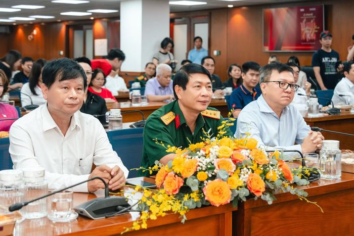 Hoạt động tuyên truyền được triển khai qua băng rôn, cờ phướn, nền tảng số và hệ thống thông tin cơ sở, giúp người dân không có điều kiện đến sân khấu vẫn có thể theo dõi chương trình bằng nhiều kênh.