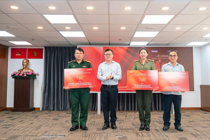 Đồng chí Lê Quốc Minh trao tặng vé chương trình nghệ thuật chính luận “Tổ quốc trong tim”.