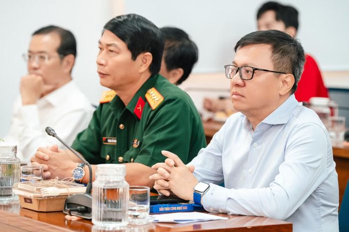 Trong khuôn khổ chương trình, Ban Tổ chức trân trọng dành tặng vé mời tới các cán bộ, chiến sĩ, công nhân, cựu chiến binh, thương binh, gia đình liệt sĩ và người có công, những lực lượng đã và đang đóng góp cho sự bình yên, phát triển của Thành phố Hồ Chí Minh và của đất nước.