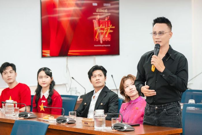 Ca sĩ Hoàng Bách cho biết: Anh sẽ trình diễn sáng tác mới nhất của mình đêm nhạc. Đây cũng là một trong những sáng tác mới nhất của chương trình. “Tôi sẽ cố gắng giữ gìn sức khỏe để biểu diễn tốt nhất trong Concert Tổ quốc trong tim sắp tới”, anh nói.