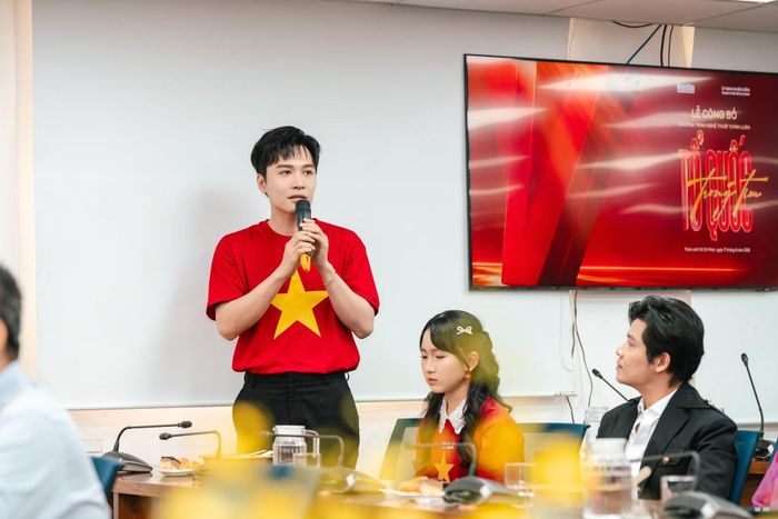 Hình tượng lá cờ đỏ sao vàng tiếp tục được sử dụng xuyên suốt từ hệ thống nhận diện, không gian sân khấu đến những khoảnh khắc có sự tham gia của công chúng, trở thành sợi dây kết nối các lớp ký ức lịch sử với đời sống hôm nay.