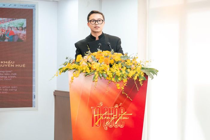 Theo Tổng đạo diễn Đặng Lê Minh Trí, chương trình "Tổ quốc trong tim" 2026 được kết cấu thành 3 chương nghệ thuật. “Non sông một dải” gợi lại hành trình đấu tranh giành độc lập, thống nhất đất nước và những giá trị được đánh đổi bằng sự hy sinh của các thế hệ người Việt Nam. “Sắc đỏ tự hào” lấy hình tượng lá cờ Tổ quốc làm sợi chỉ đỏ, biểu trưng cho niềm kiêu hãnh, ý chí và tinh thần đoàn kết dân tộc. Khép lại, "Tổ quốc trong tim" mang màu sắc trẻ trung, hiện đại, kết nối các giá trị văn hóa 3 miền, lan tỏa tình yêu quê hương, niềm tự hào dân tộc đến với thế hệ hôm nay.