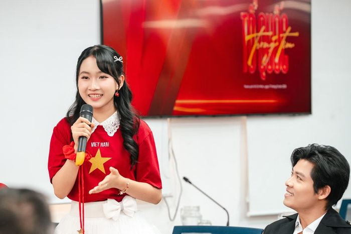 Ca sĩ nhí Candy Ngọc Hà cảm thấy hồi hộp xen lẫn niềm tự hào khi được góp mặt trong một sự kiện mang tầm quốc gia nhằm khơi dậy lòng yêu nước.