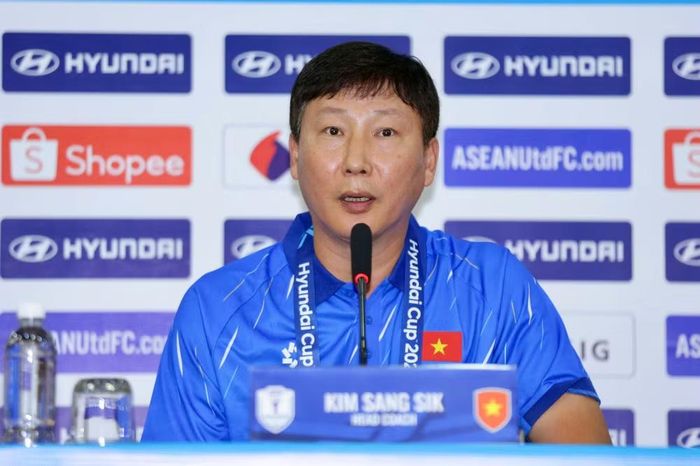 Huấn luyện viên Kim Sang Sik phát biểu tại buổi họp báo. (Ảnh: VFF)