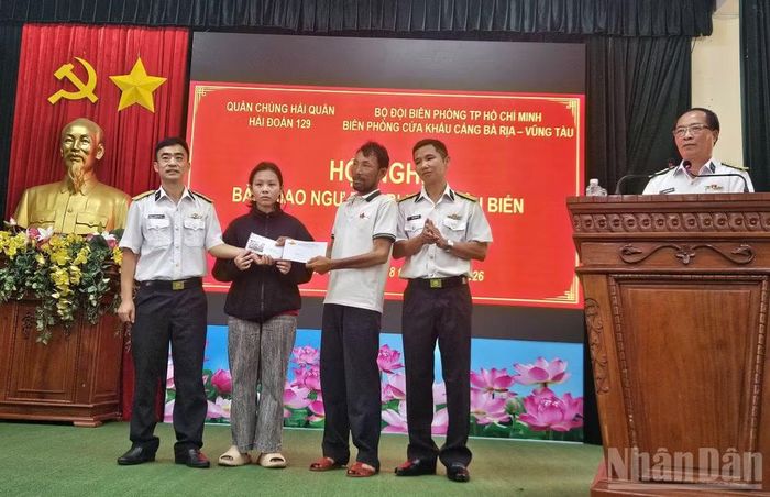 Chỉ huy tàu 743 tặng quà cho anh Trung và cháu gái đi từ An Giang lên đón. (Ảnh: Lê Đình Thìn)