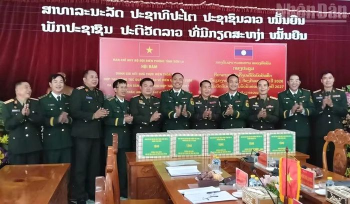 Hai đơn vị trao tặng quà cho nhau chúc mừng thành công hội đàm. (Ảnh: QUÀNG HÙNG)