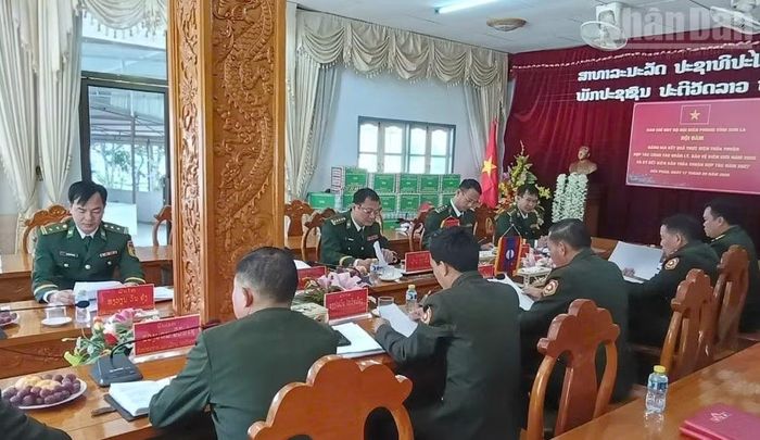 Hội đàm giữa Ban Chỉ huy Bộ đội Biên phòng tỉnh Sơn La và Bộ Chỉ huy quân sự tỉnh Hủa Phăn. (Ảnh: QUÀNG HÙNG)