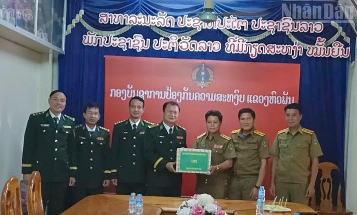 Đoàn công tác Ban Chỉ huy Bộ đội Biên phòng﻿ tỉnh Sơn La thăm và chào xã giao Công an tỉnh Hủa Phăn. (Ảnh: QUÀNG HÙNG)