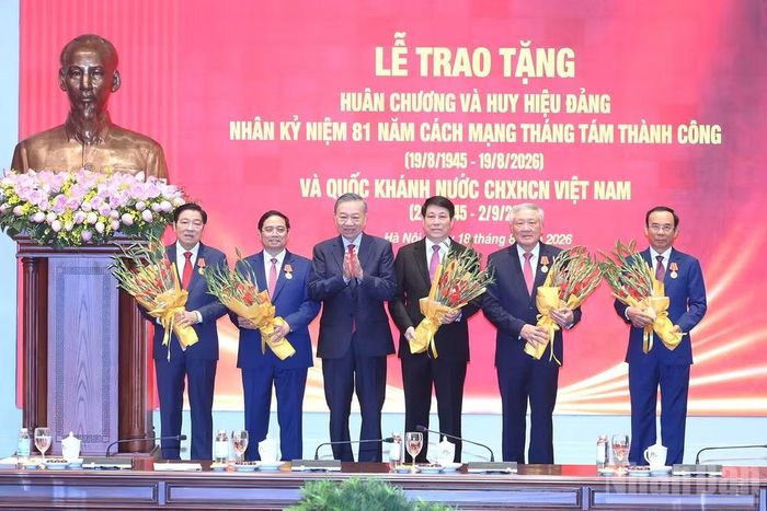 Tổng Bí thư, Chủ tịch nước Tô Lâm trao tặng Huân chương Hồ Chí Minh tặng các đồng chí nguyên lãnh đạo Đảng, Nhà nước. (Ảnh: ĐĂNG KHOA)